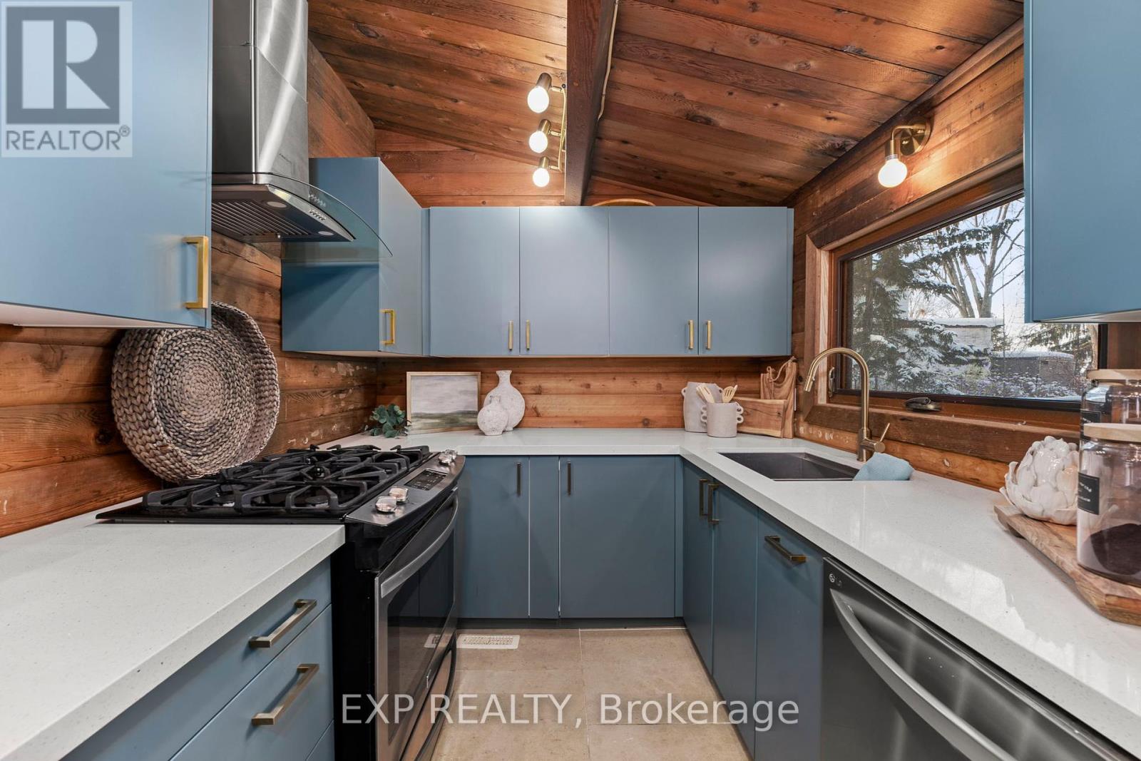 Photo 41 of 10 Maplewood Lane, Georgina ON