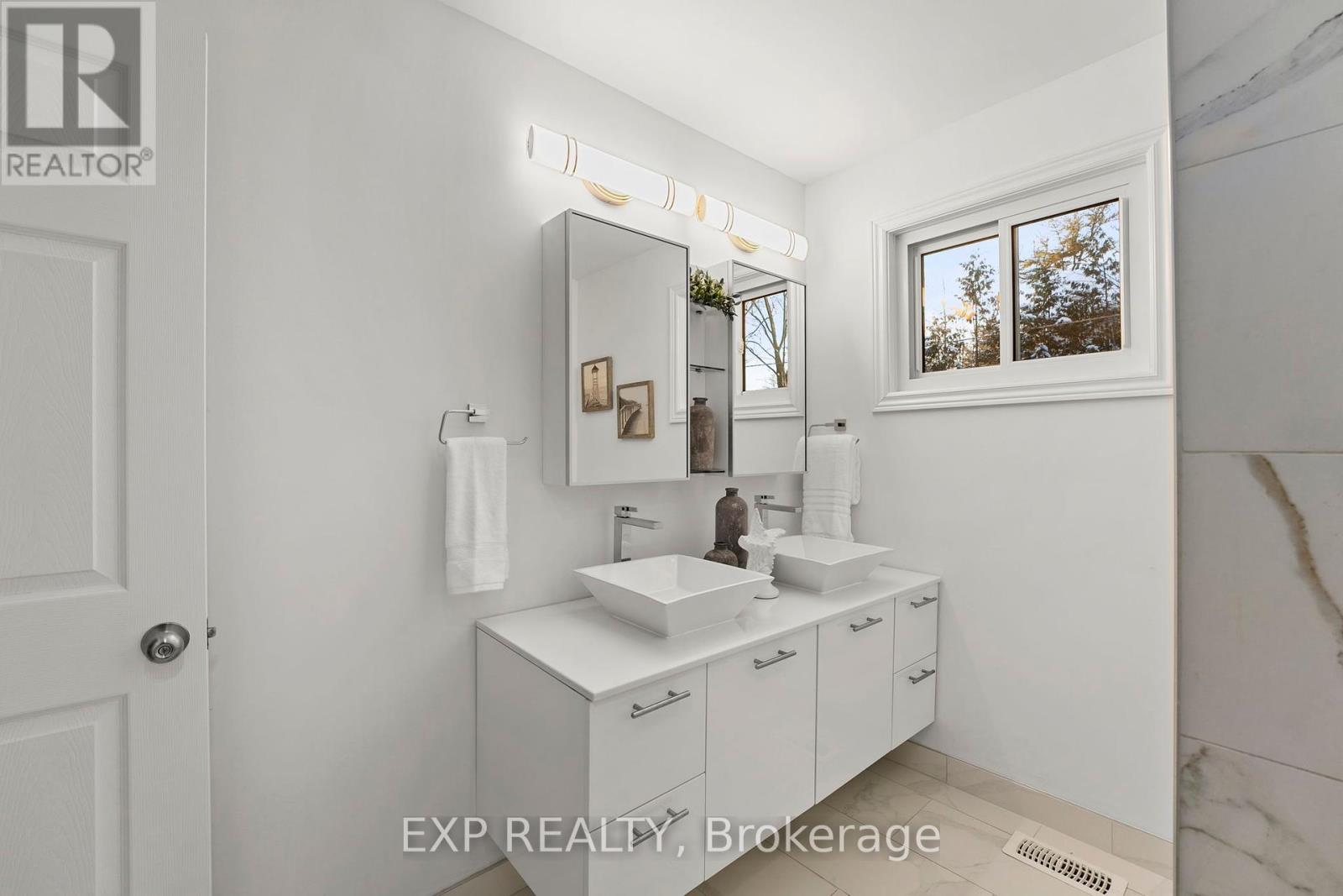Photo 6 of 10 Maplewood Lane, Georgina ON