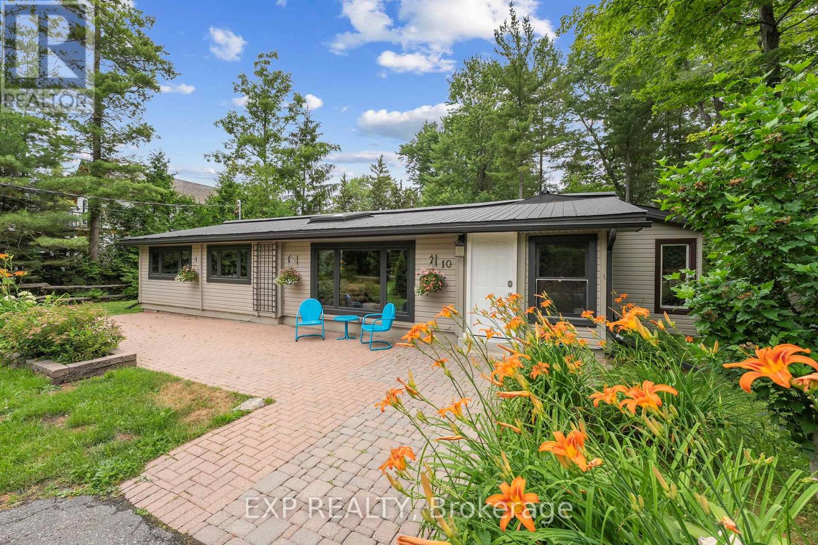Photo 3 of 10 Maplewood Lane, Georgina ON