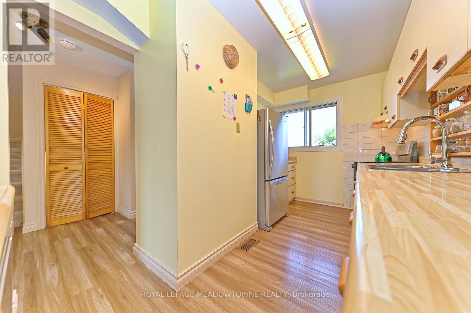 Photo 12 of 4 Greenfield Square, Brampton ON