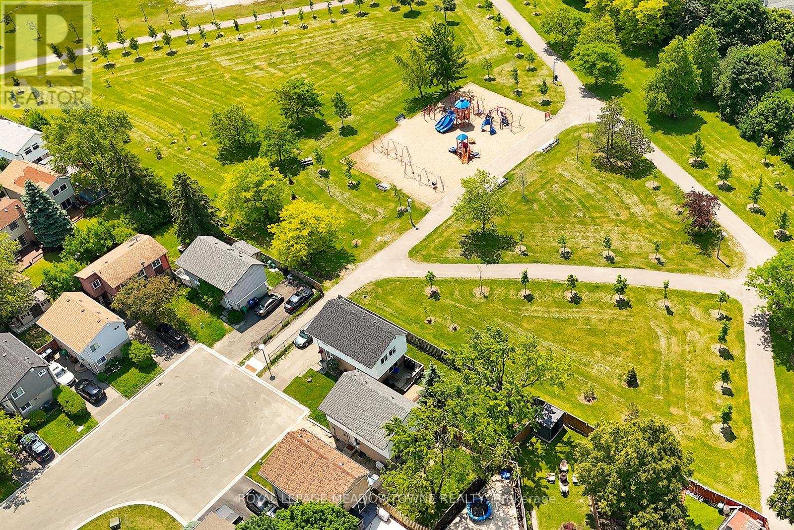 Photo 5 of 4 Greenfield Square, Brampton ON