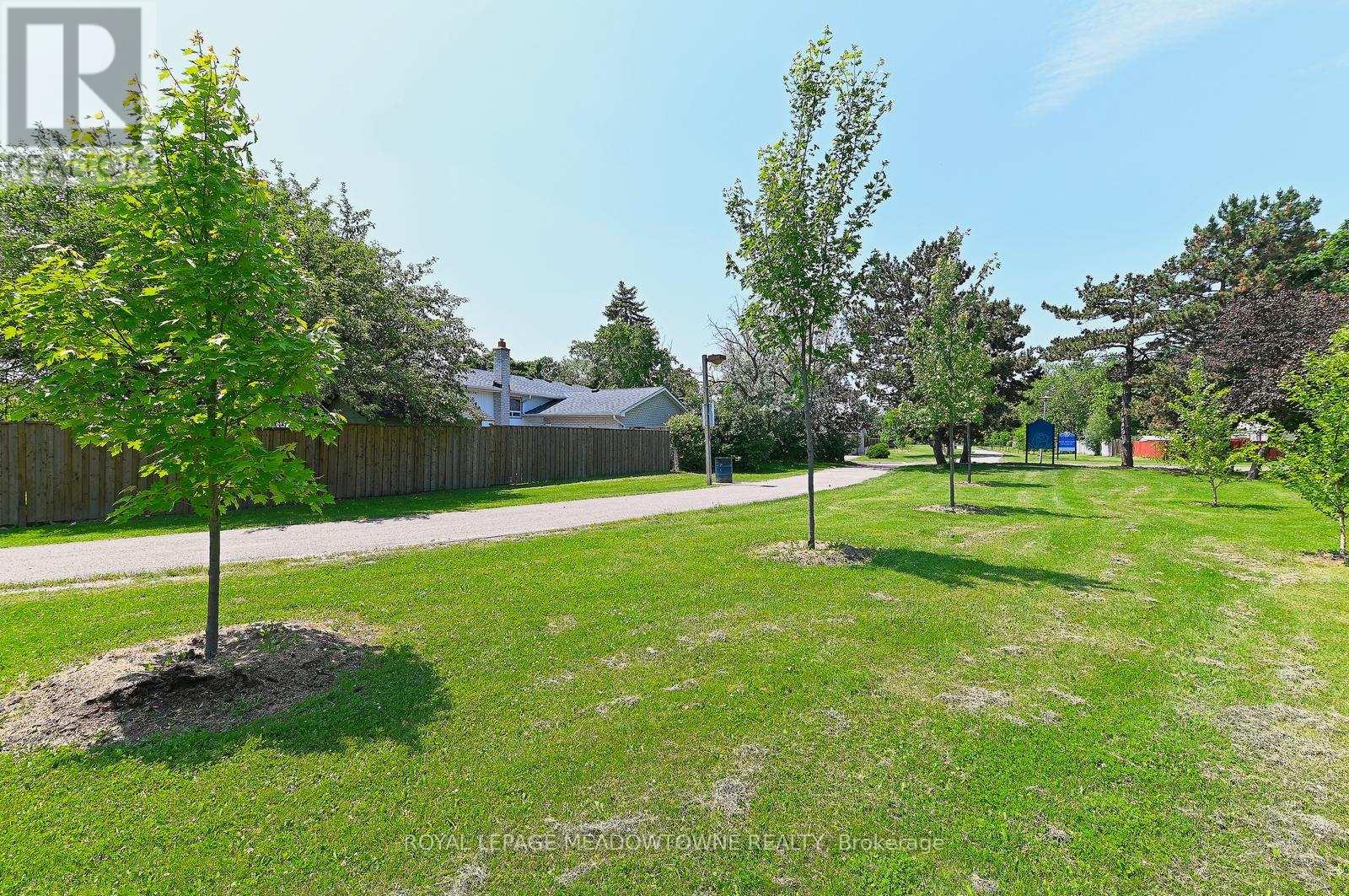 Photo 4 of 4 Greenfield Square, Brampton ON
