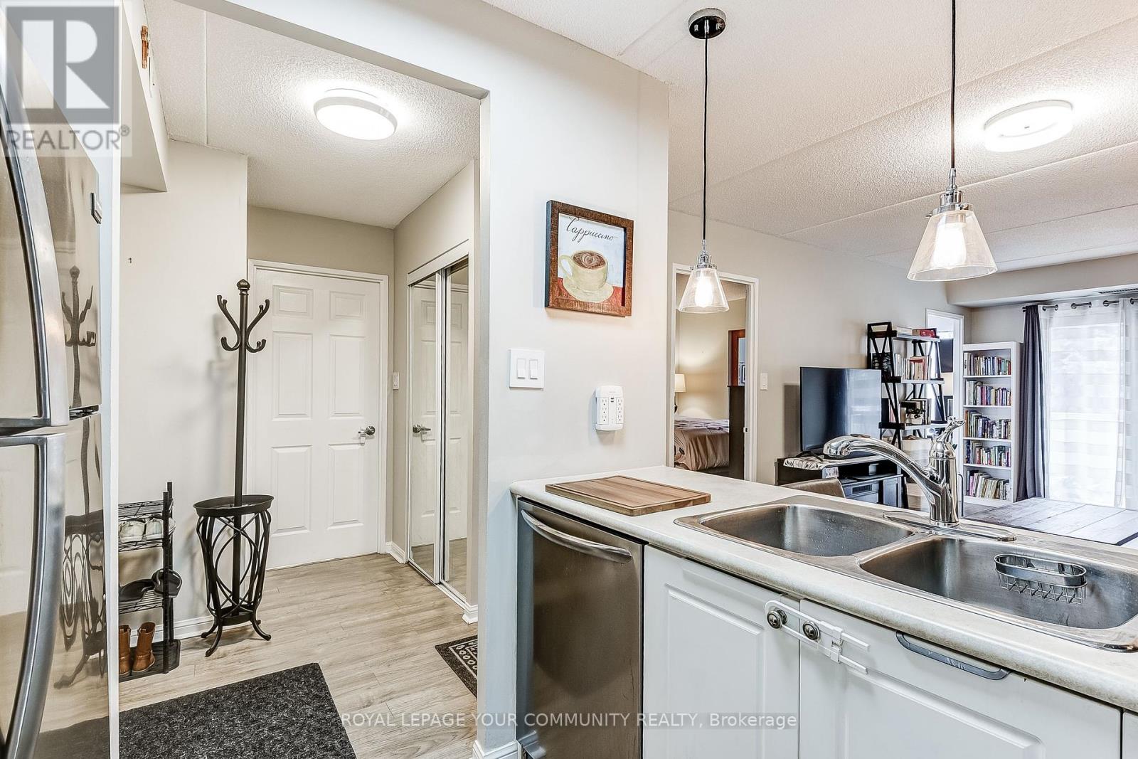 Photo 13 of 101 250 Pine Grove Road, Vaughan ON