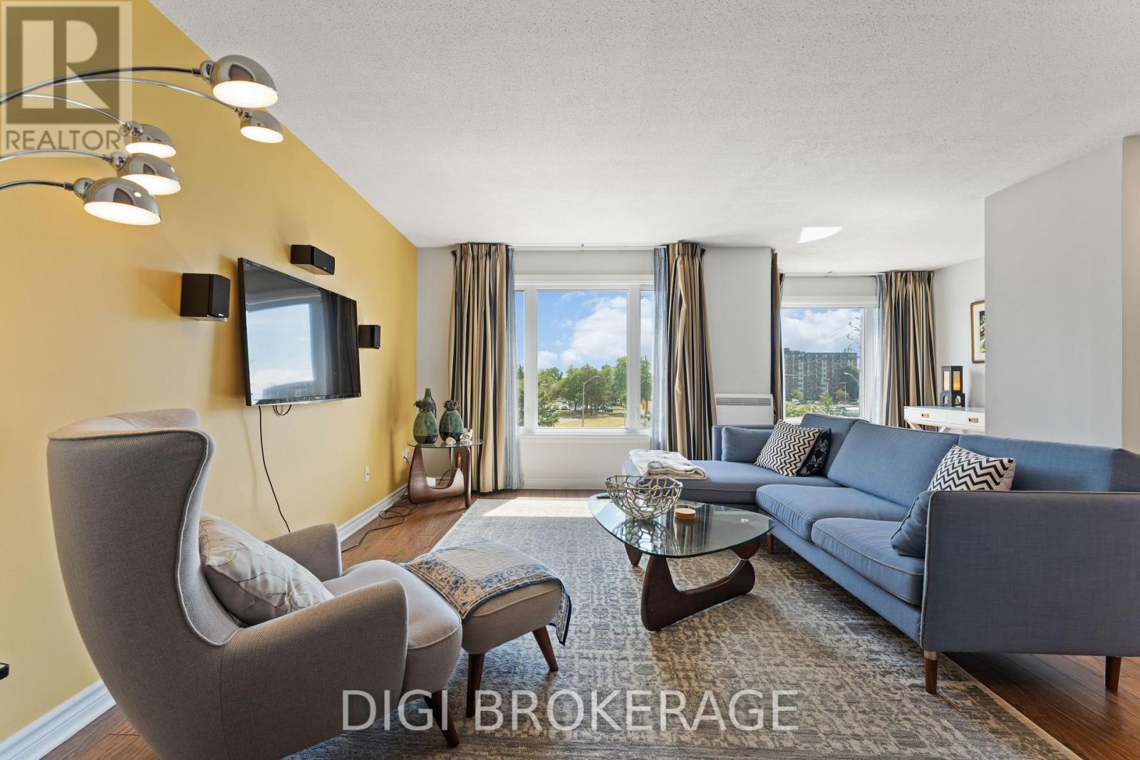 Photo 5 of 401 1974 St Laurent Boulevard, Ottawa ON
