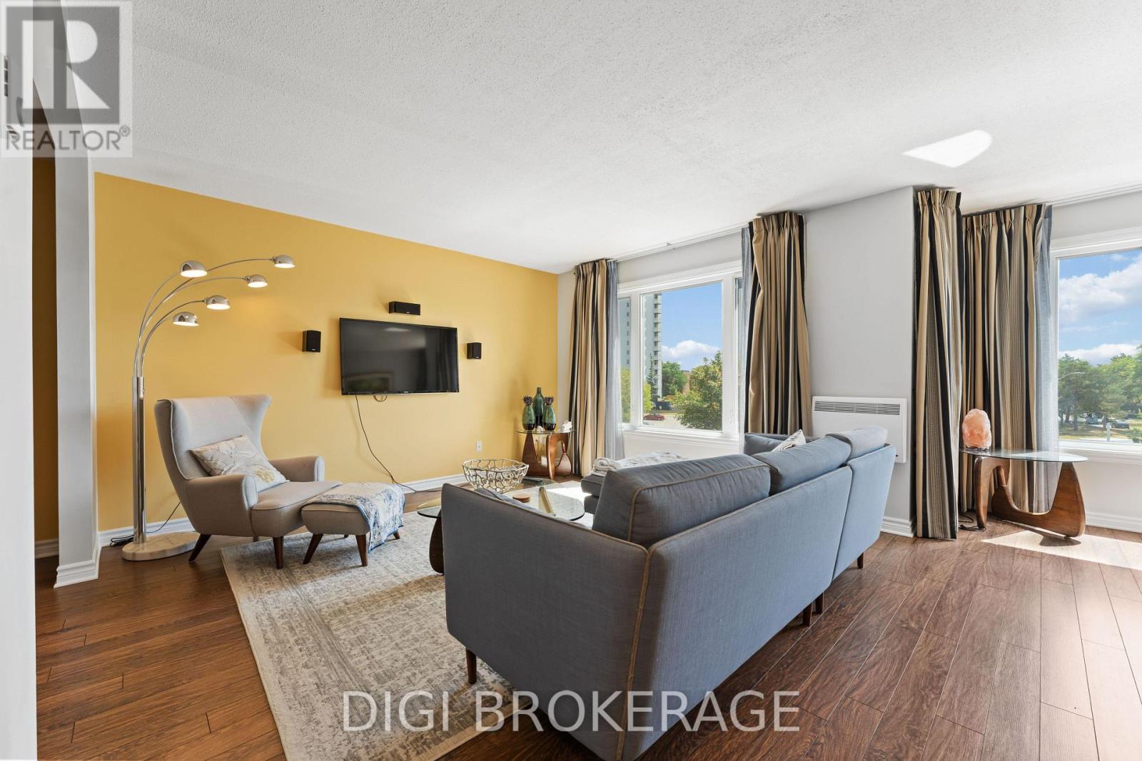 Photo 4 of 401 1974 St Laurent Boulevard, Ottawa ON