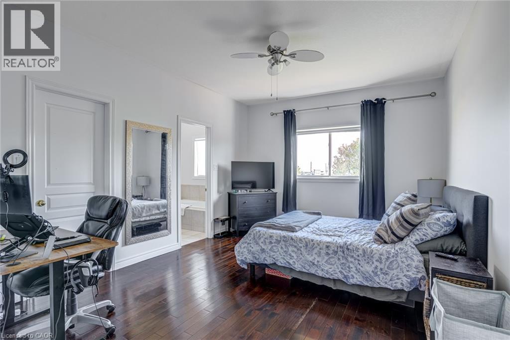 Photo 19 of 91 Candlewood Drive, Stoney Creek ON