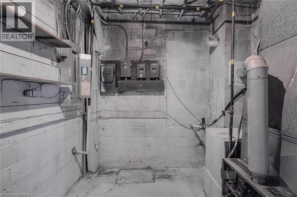 Photo 2 of 17 John Street, Brantford ON