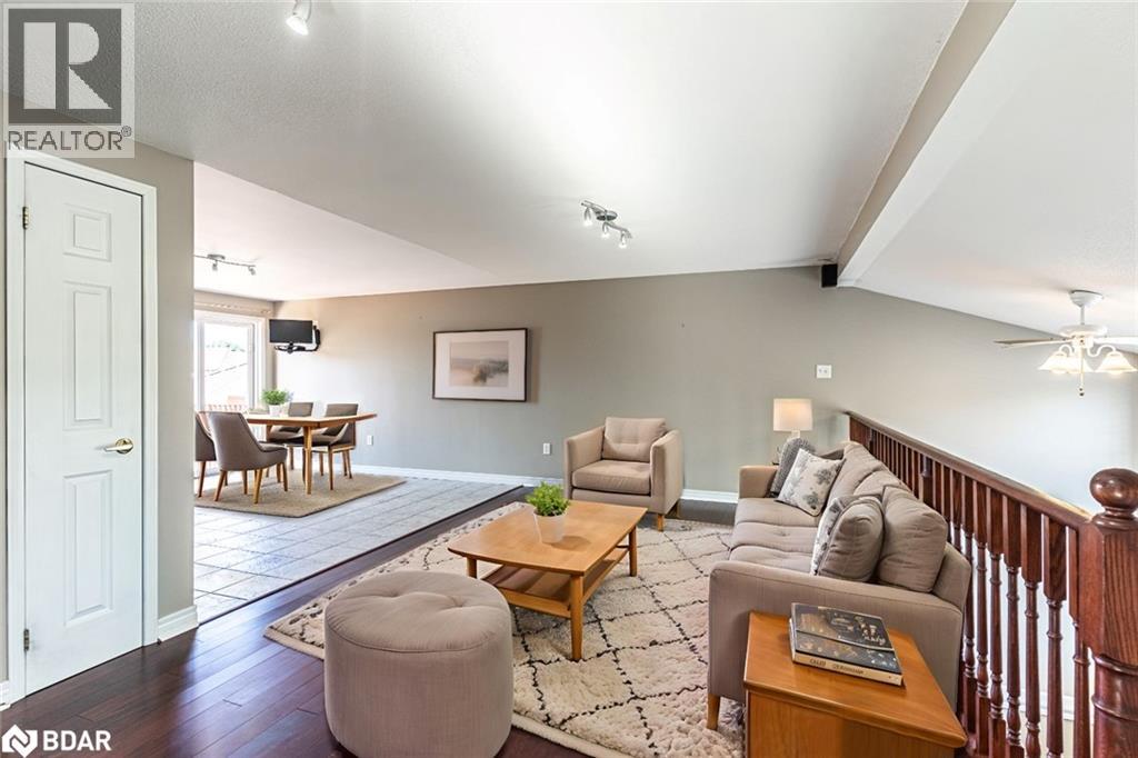 Photo 2 of 261 Mapleton Avenue, Barrie ON