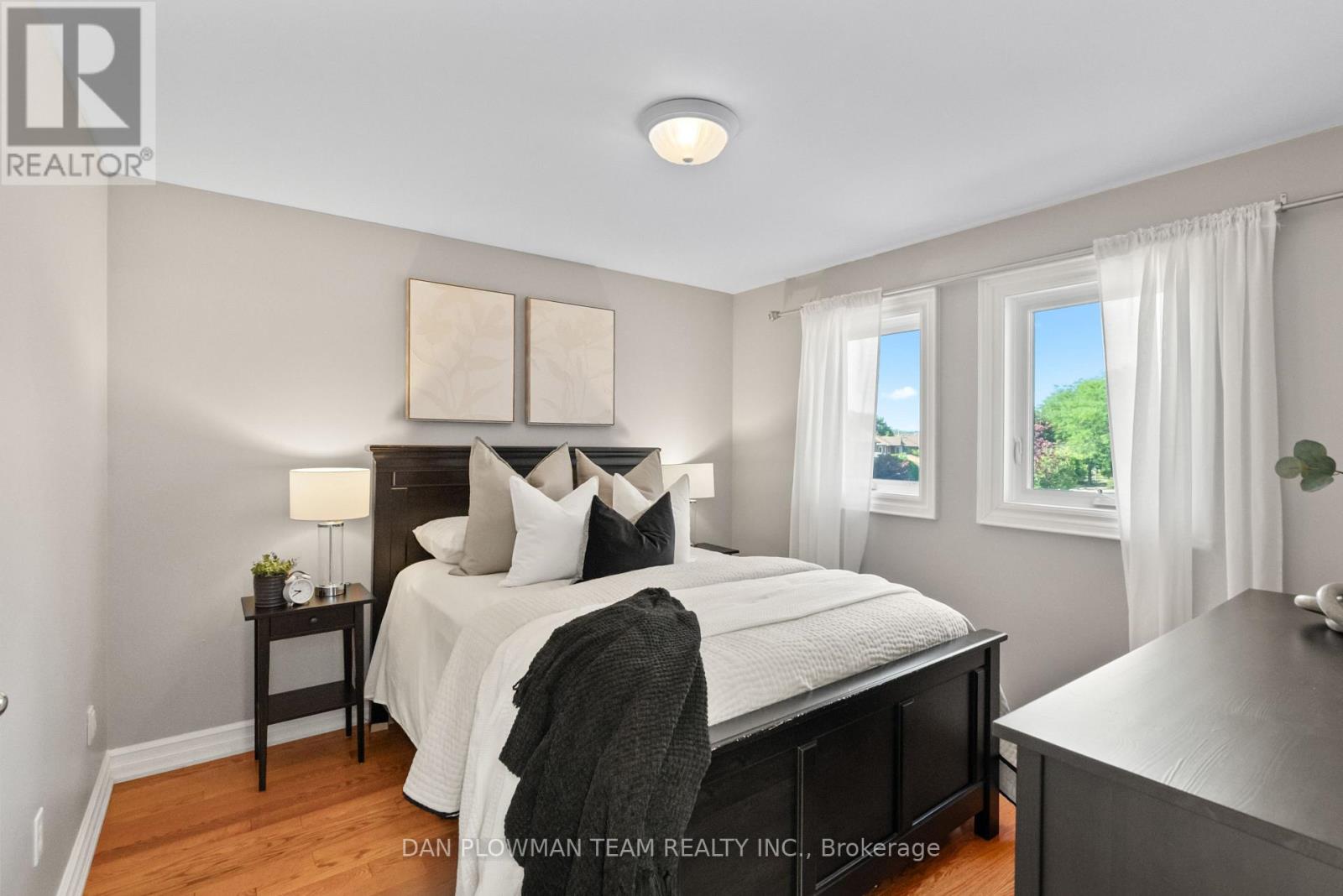 Photo 4 of 18 Headlands Crescent, Whitby ON