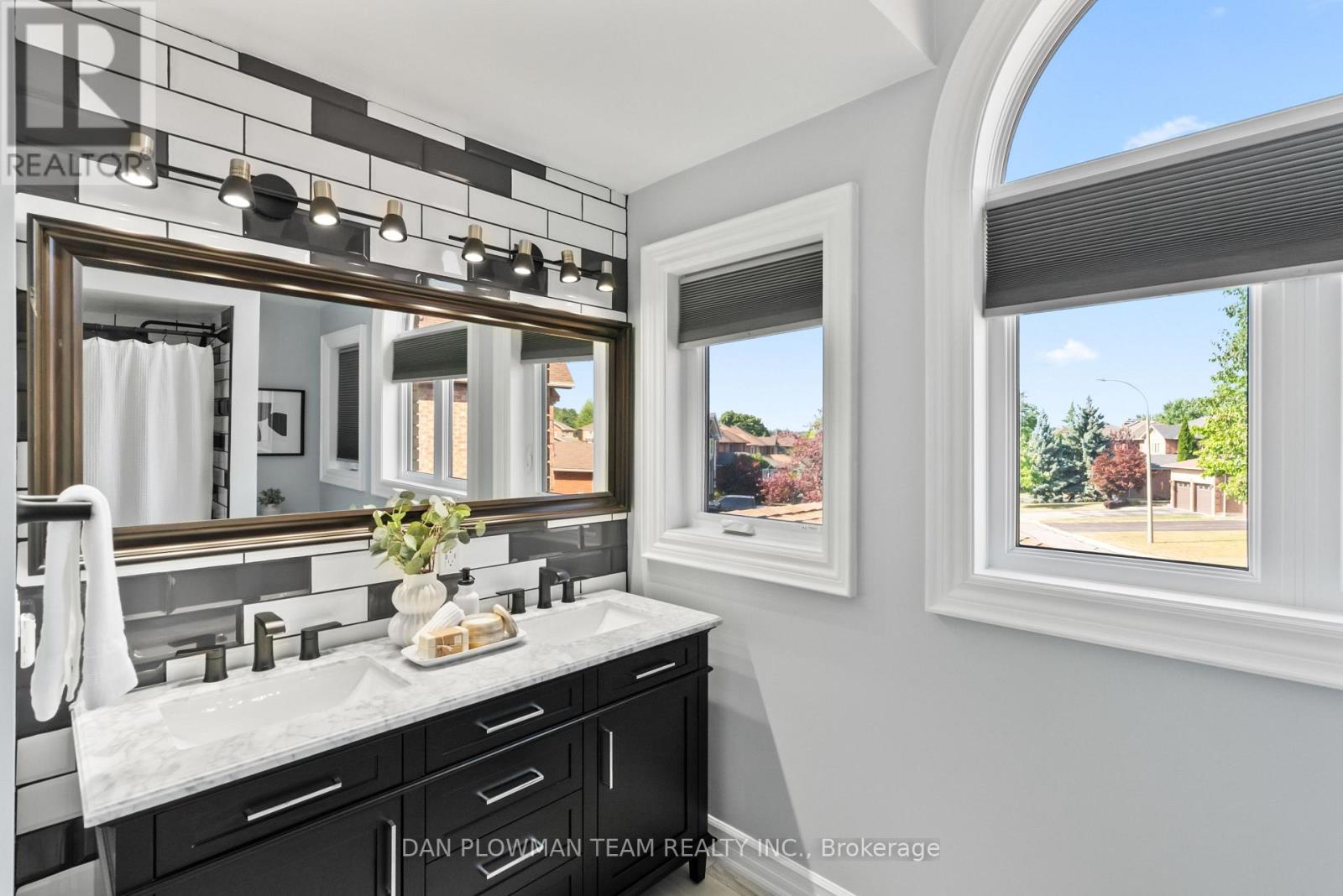 Photo 17 of 18 Headlands Crescent, Whitby ON