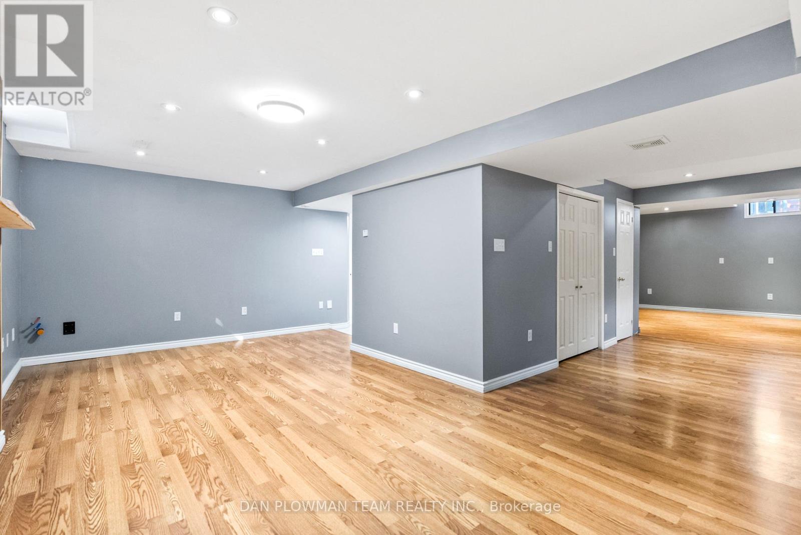 Photo 8 of 18 Headlands Crescent, Whitby ON