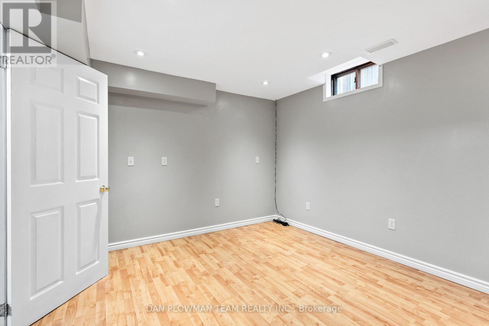 Photo 37 of 18 Headlands Crescent, Whitby ON