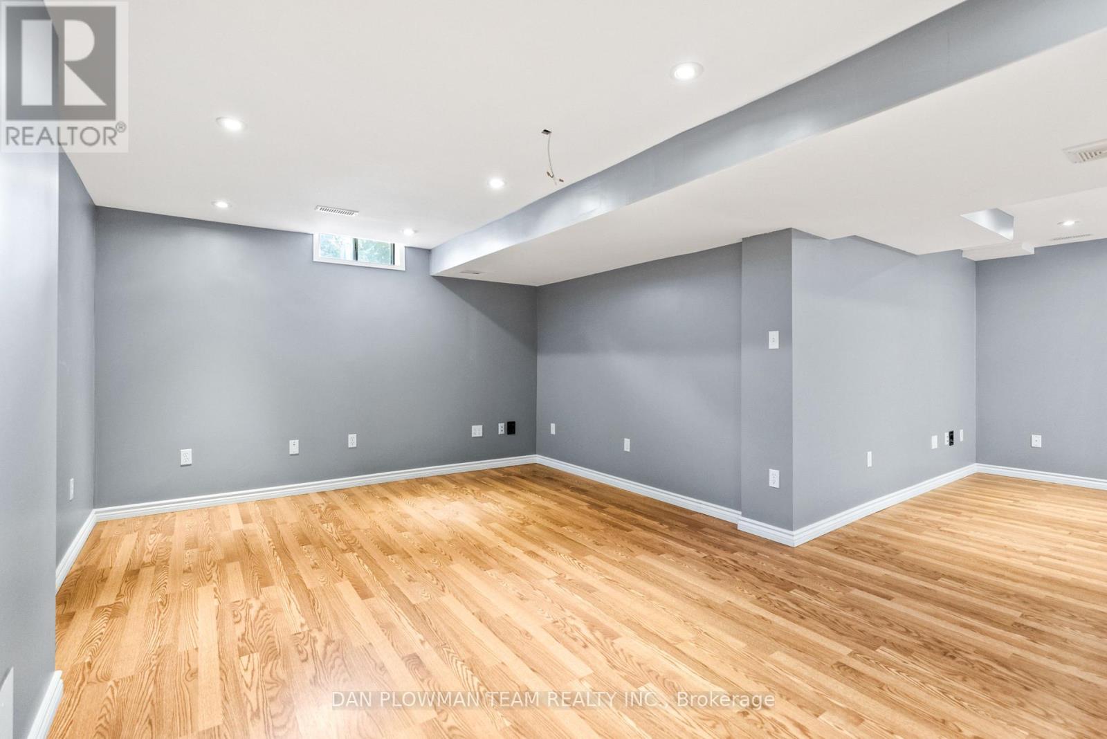 Photo 5 of 18 Headlands Crescent, Whitby ON