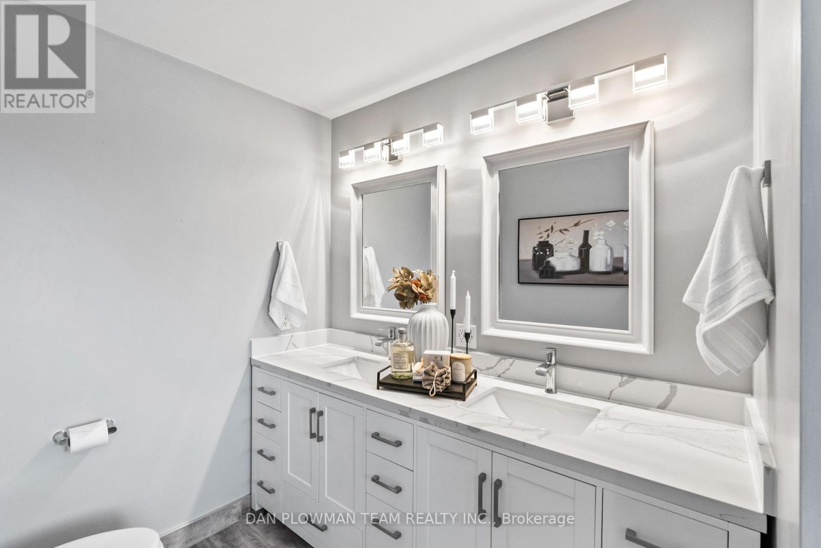 Photo 13 of 18 Headlands Crescent, Whitby ON