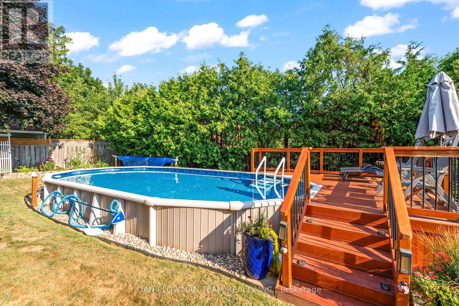 Photo 36 of 18 Headlands Crescent, Whitby ON