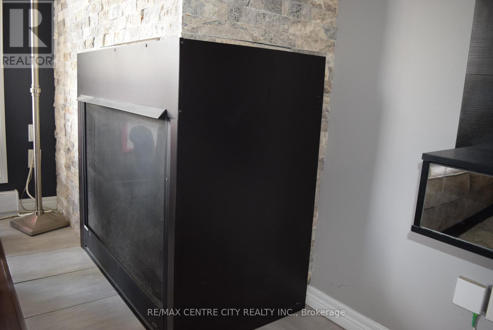 #207 5 JACKSWAY CRESCENT - 21