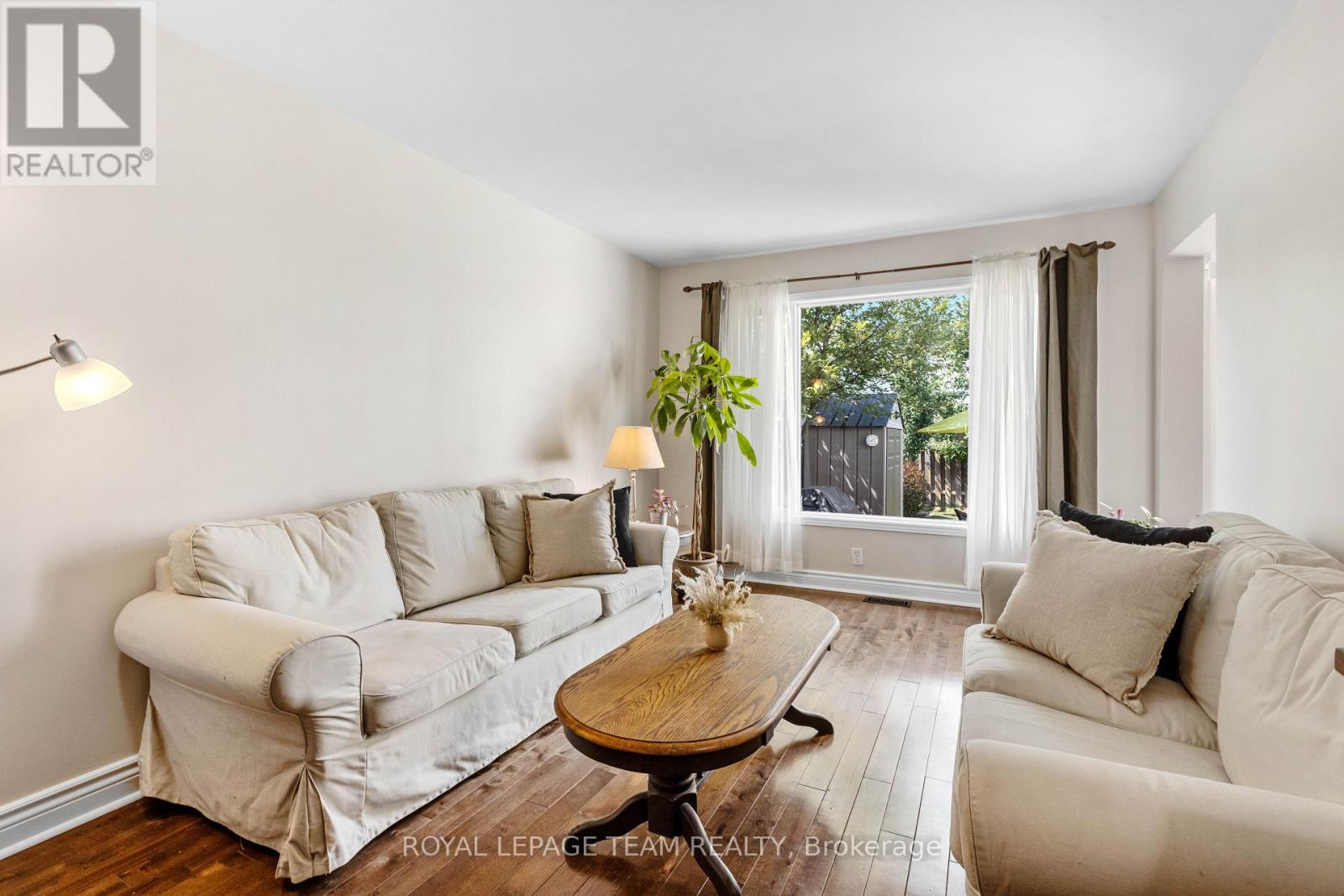 Photo 10 of 221 Longshire Circle, Ottawa ON