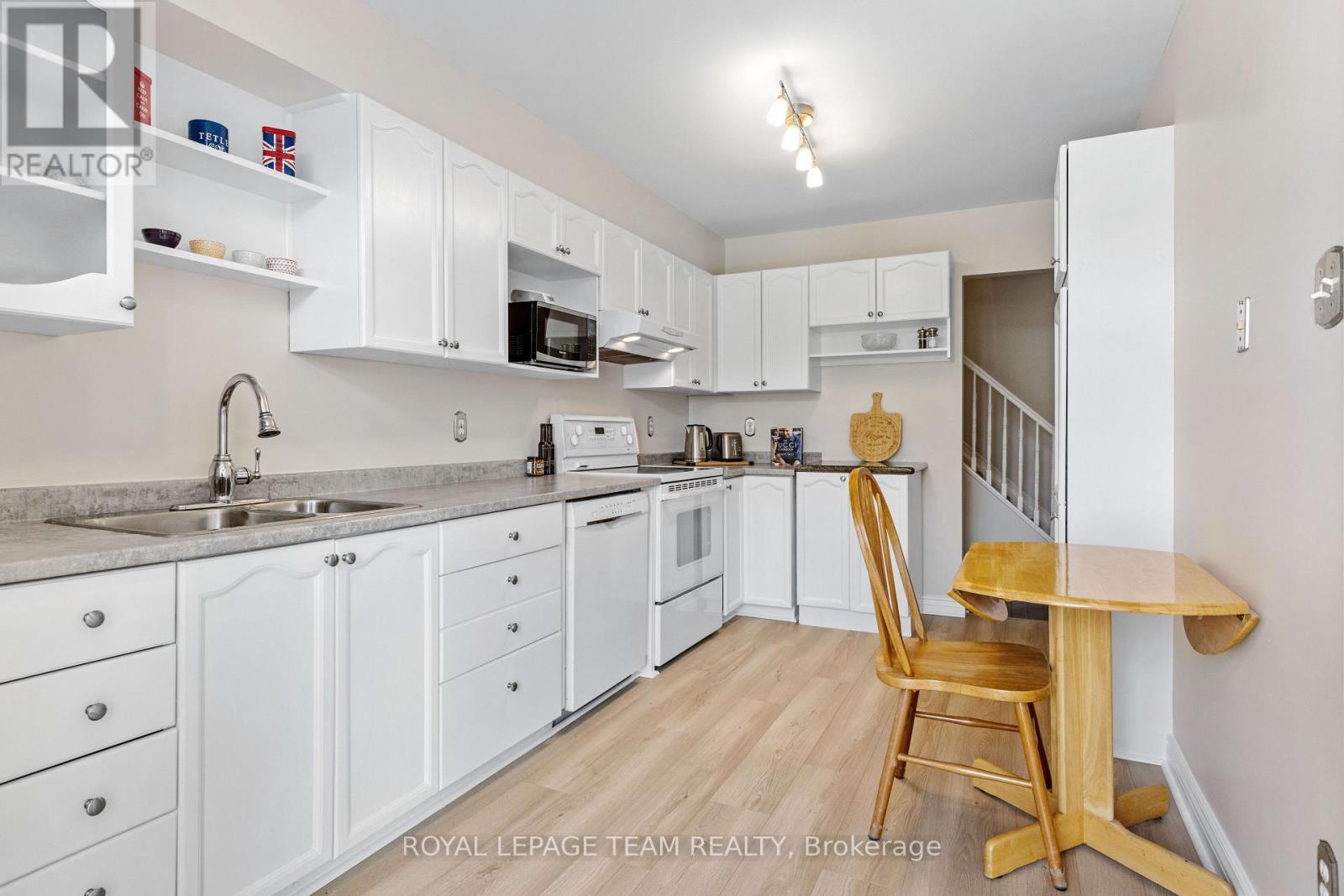 Photo 12 of 221 Longshire Circle, Ottawa ON