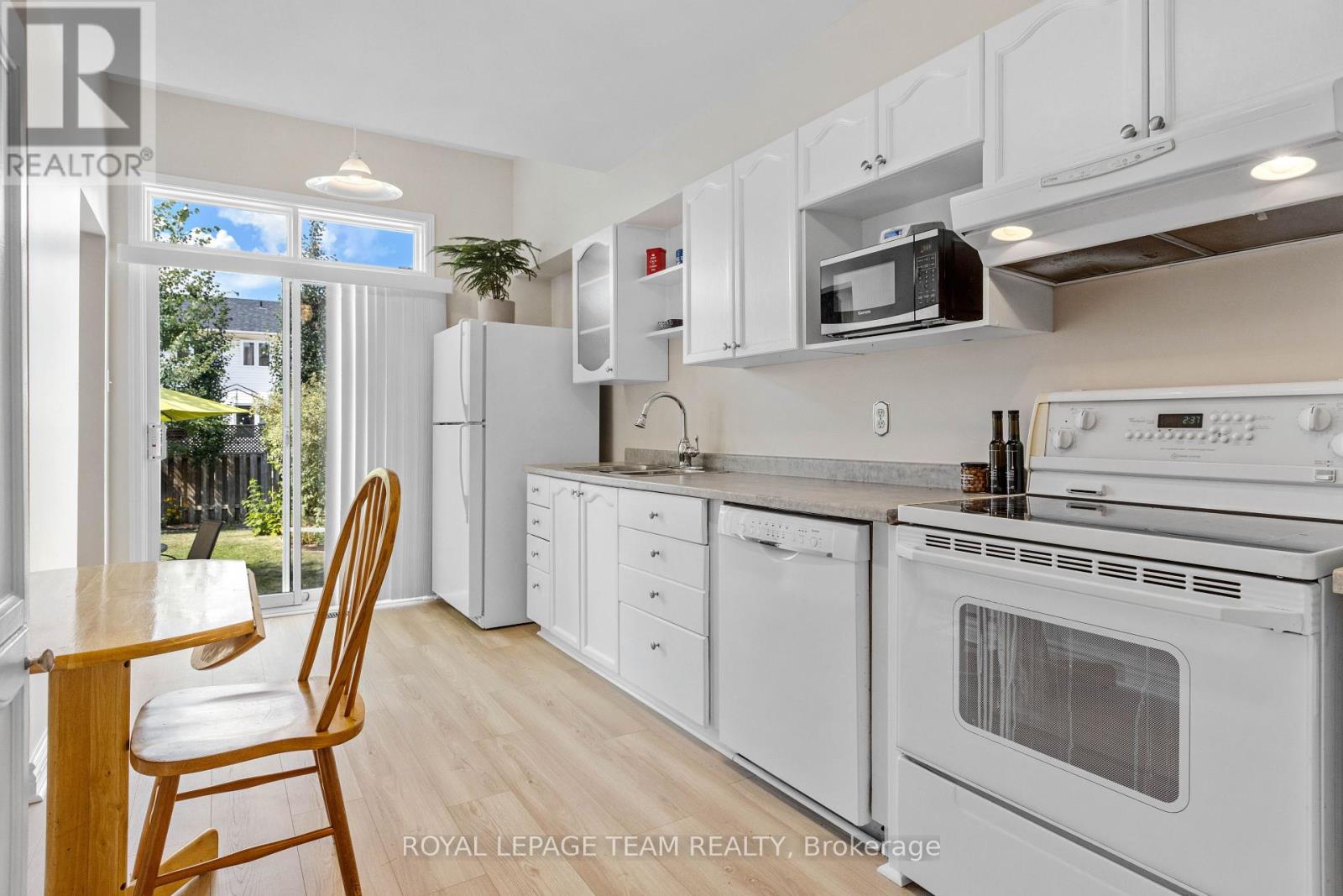Photo 14 of 221 Longshire Circle, Ottawa ON