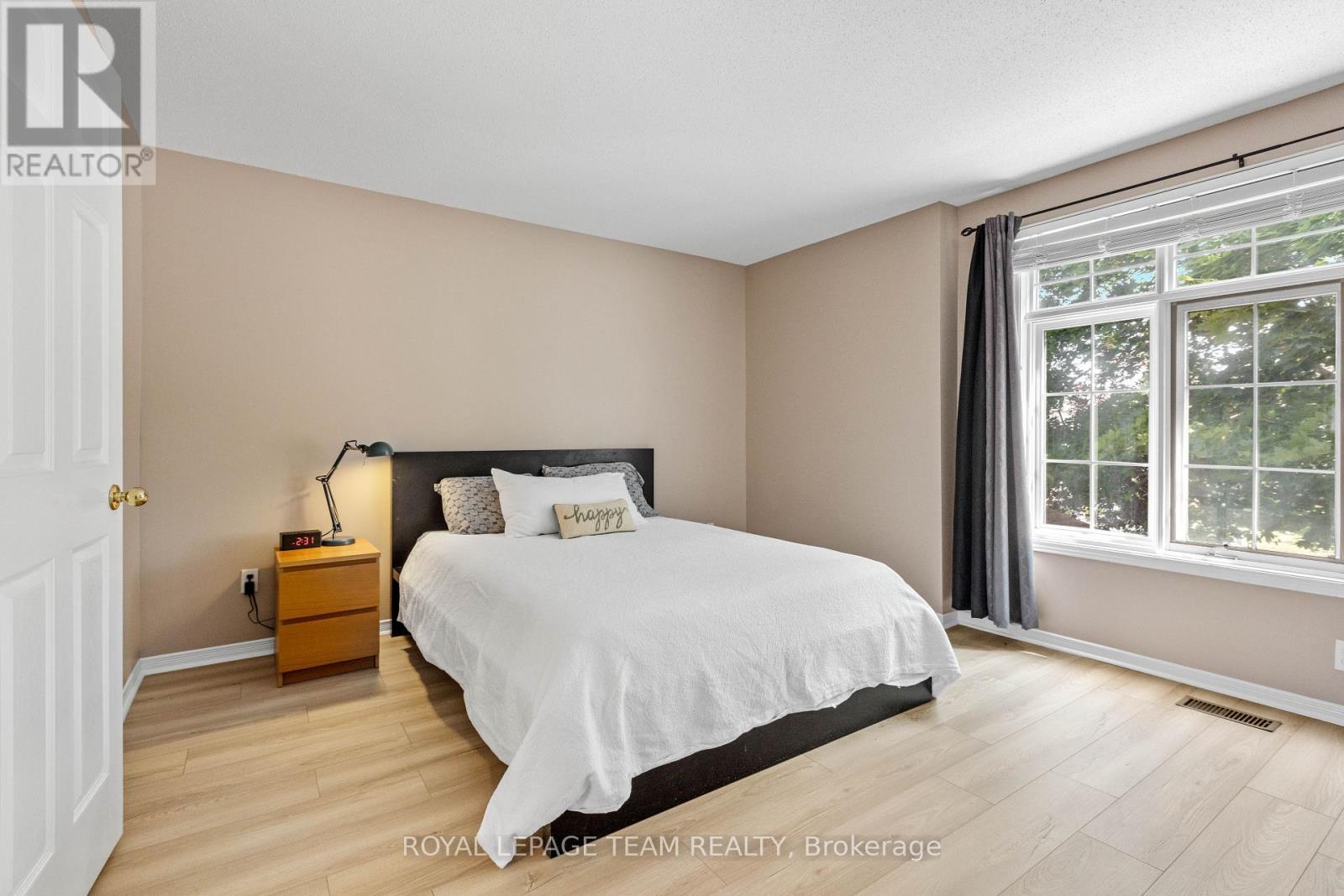 Photo 16 of 221 Longshire Circle, Ottawa ON