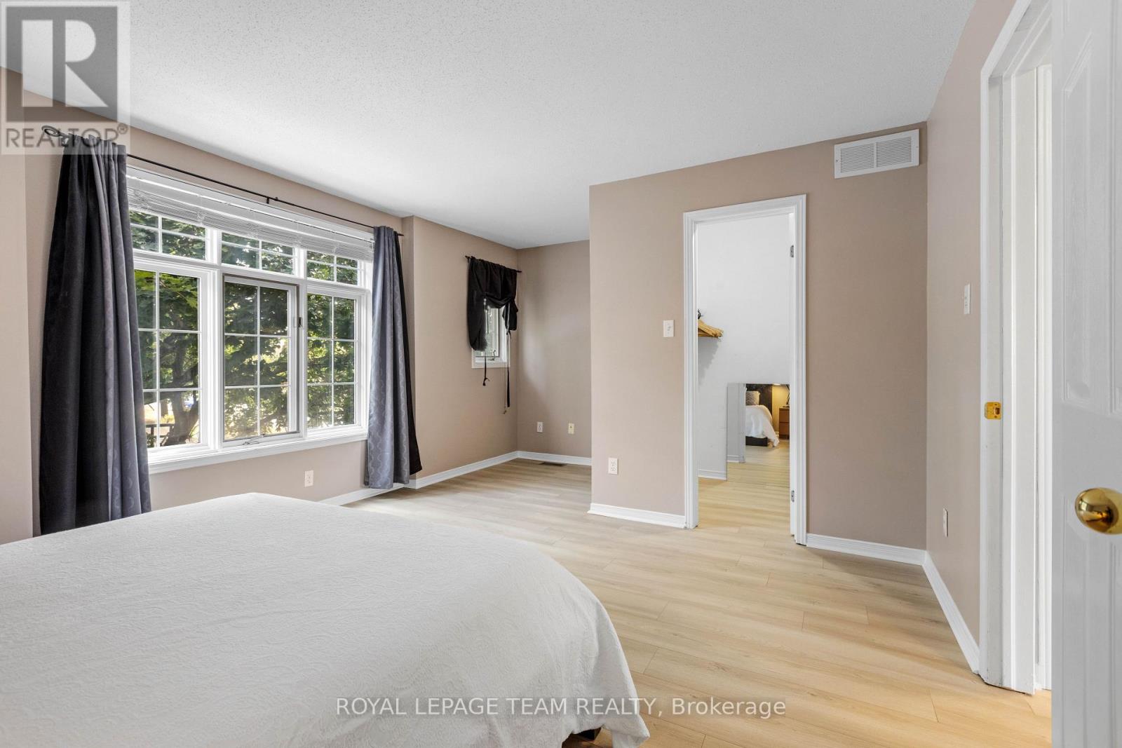 Photo 17 of 221 Longshire Circle, Ottawa ON