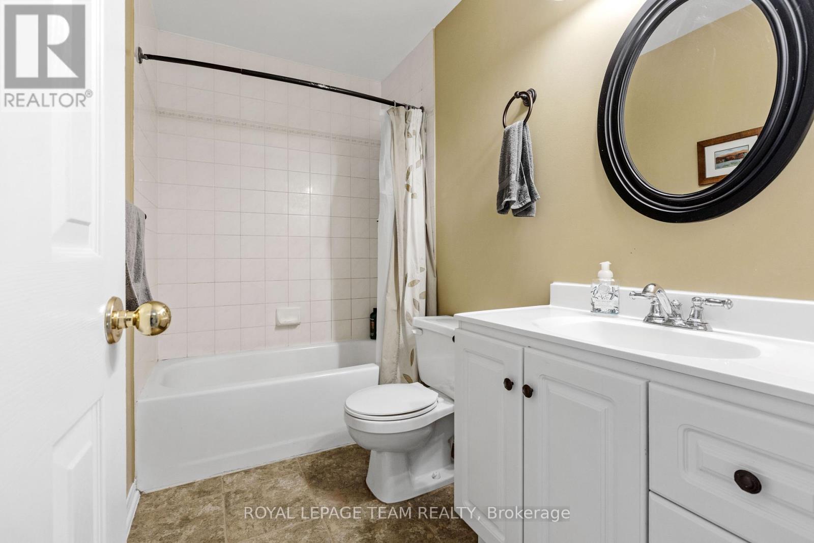 Photo 19 of 221 Longshire Circle, Ottawa ON