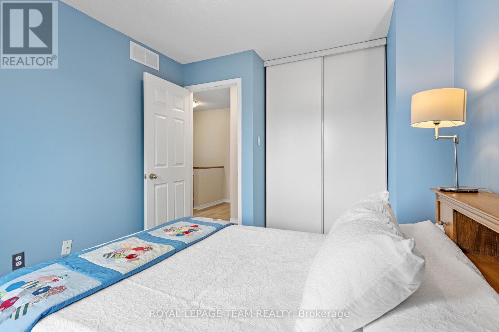 Photo 21 of 221 Longshire Circle, Ottawa ON