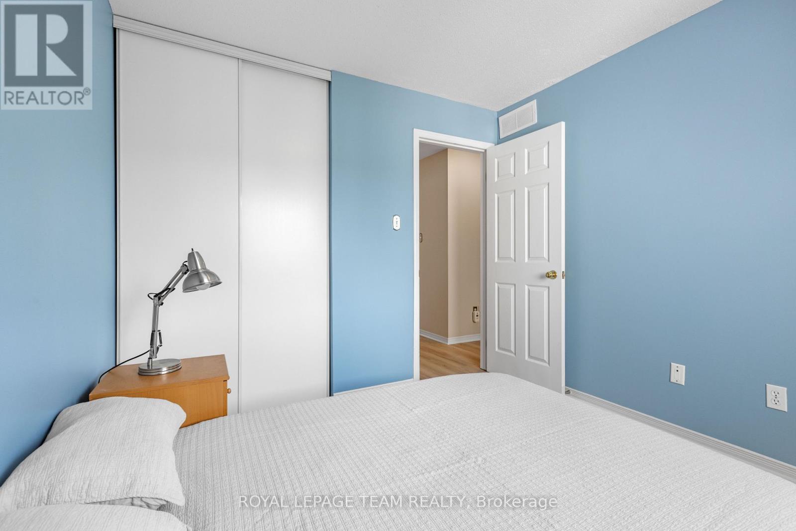 Photo 23 of 221 Longshire Circle, Ottawa ON