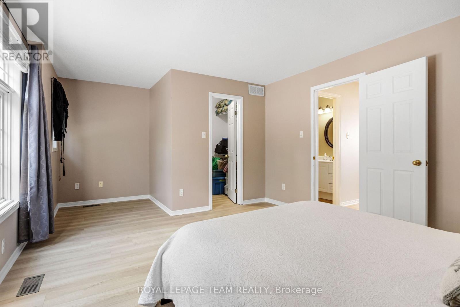 Photo 24 of 221 Longshire Circle, Ottawa ON