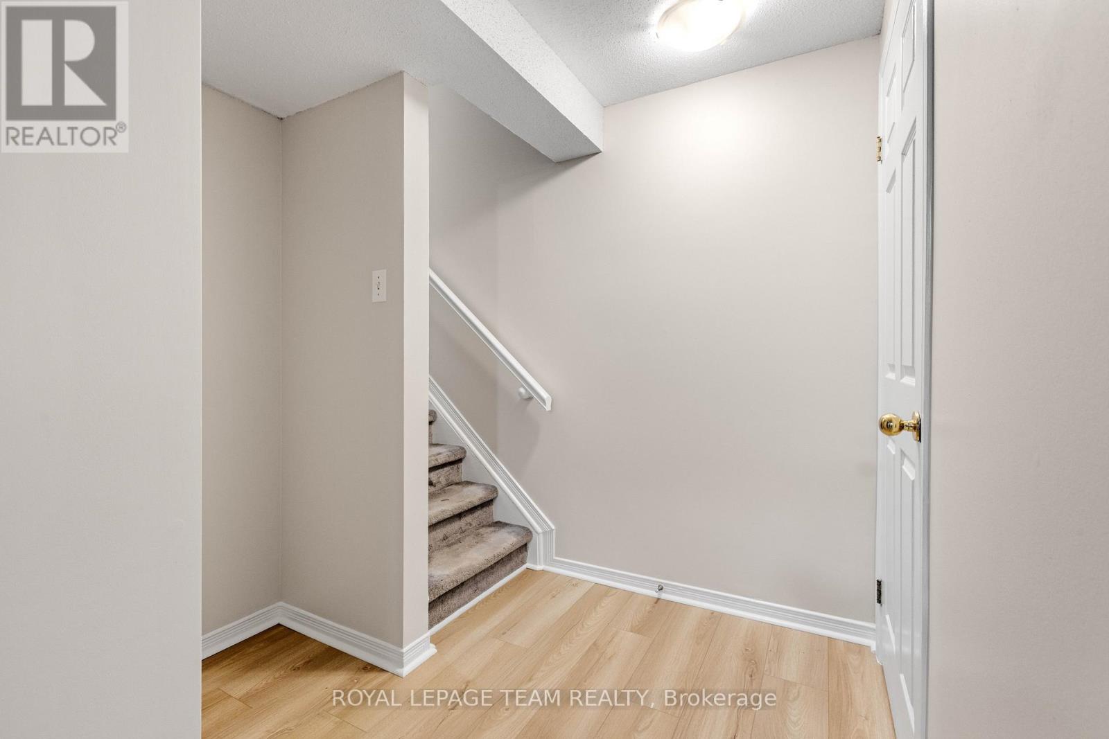 Photo 26 of 221 Longshire Circle, Ottawa ON