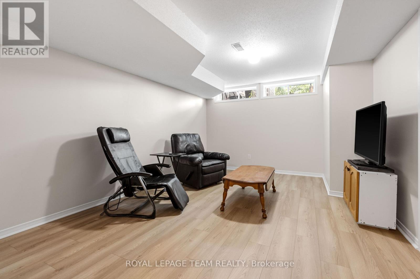 Photo 27 of 221 Longshire Circle, Ottawa ON