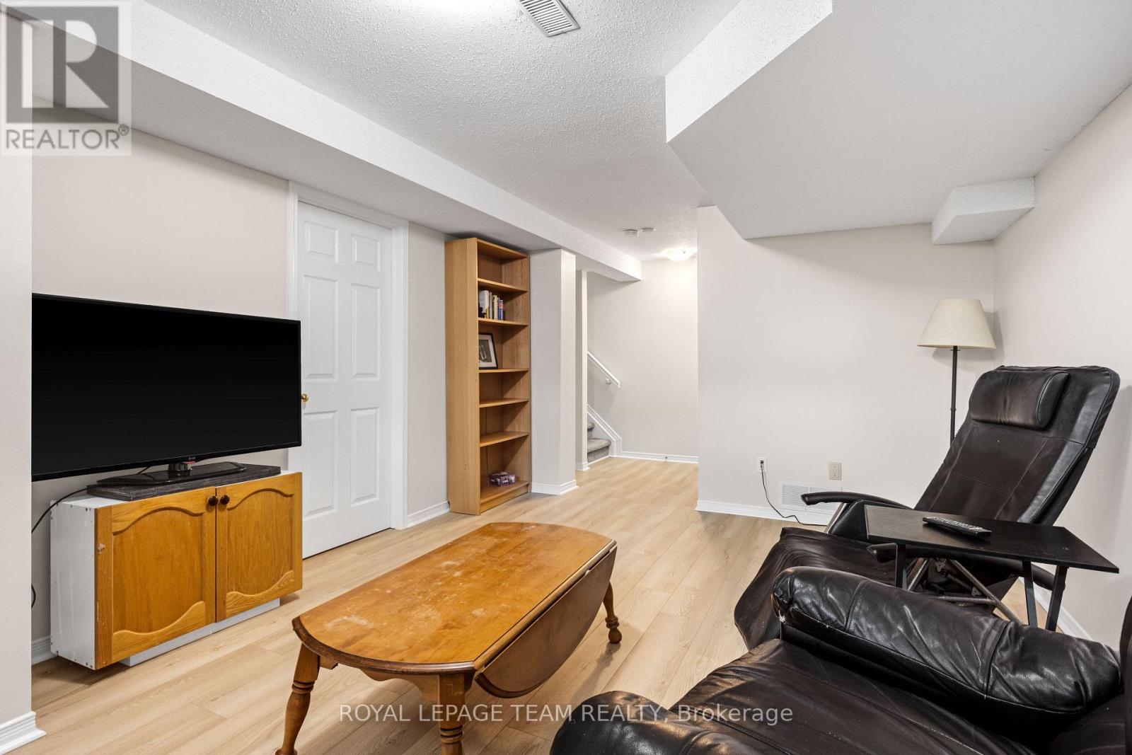 Photo 28 of 221 Longshire Circle, Ottawa ON