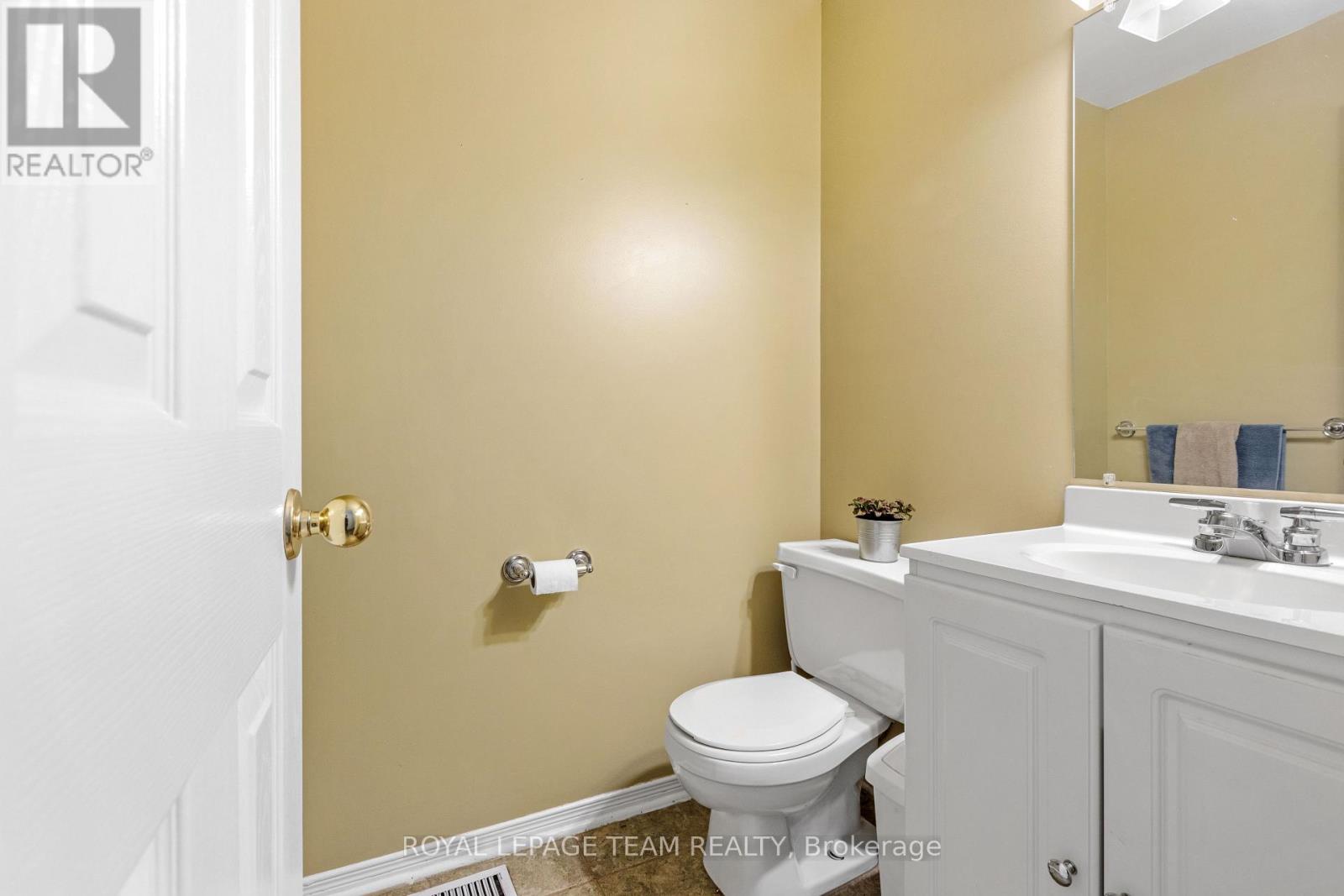 Photo 6 of 221 Longshire Circle, Ottawa ON