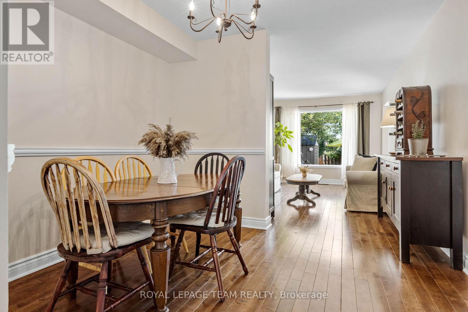 Photo 8 of 221 Longshire Circle, Ottawa ON