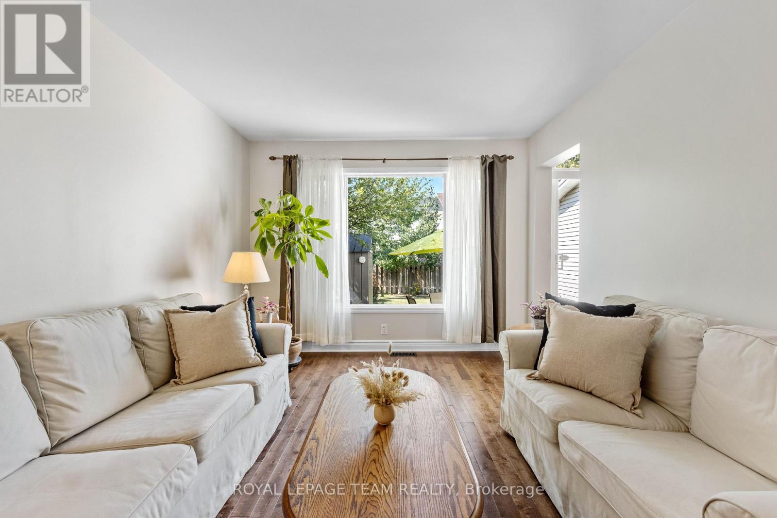 Photo 9 of 221 Longshire Circle, Ottawa ON