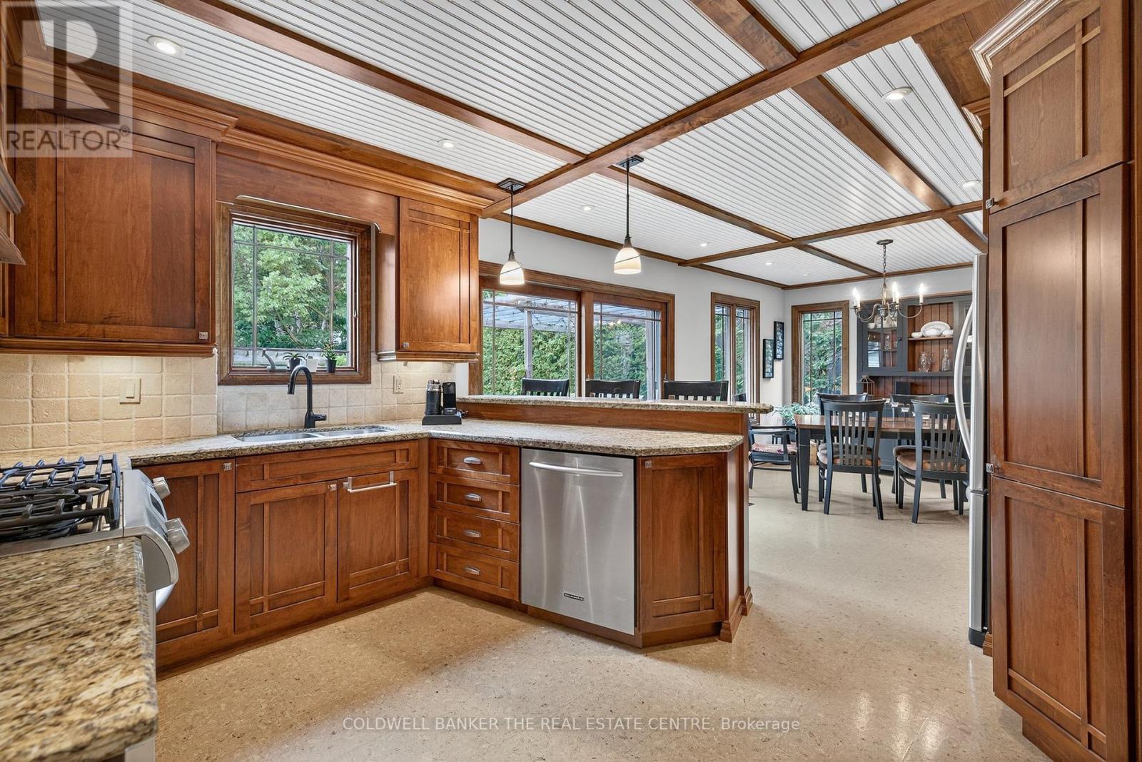 Photo 11 of 869 Magnolia Avenue, Newmarket ON