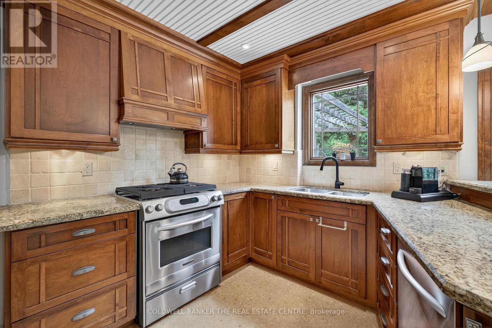 Photo 12 of 869 Magnolia Avenue, Newmarket ON