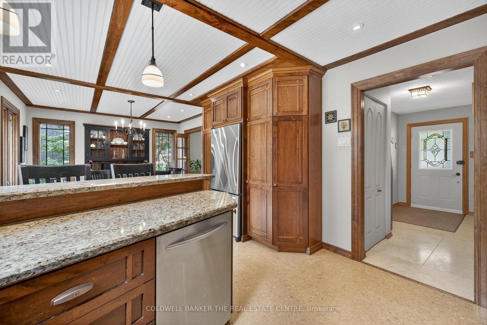 Photo 13 of 869 Magnolia Avenue, Newmarket ON