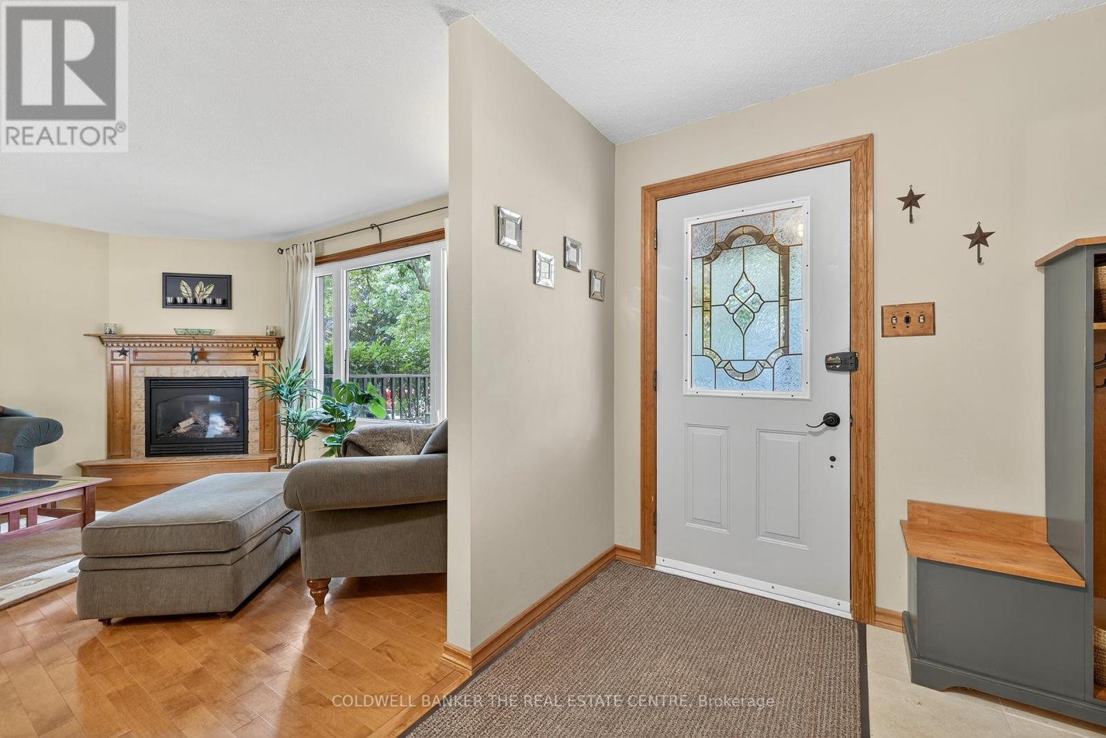 Photo 2 of 869 Magnolia Avenue, Newmarket ON