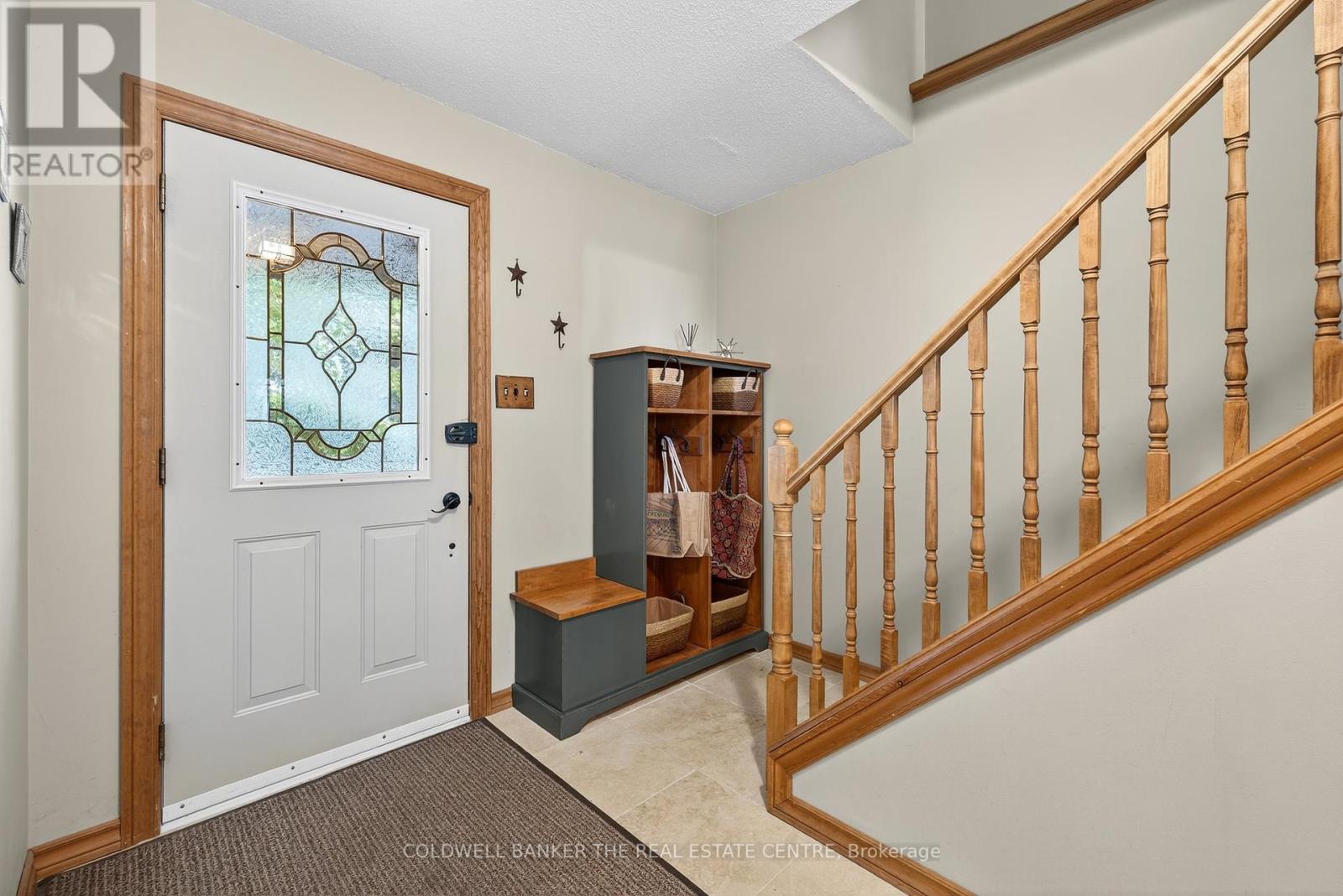 Photo 3 of 869 Magnolia Avenue, Newmarket ON