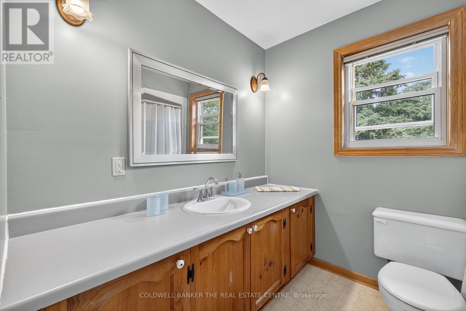 Photo 31 of 869 Magnolia Avenue, Newmarket ON