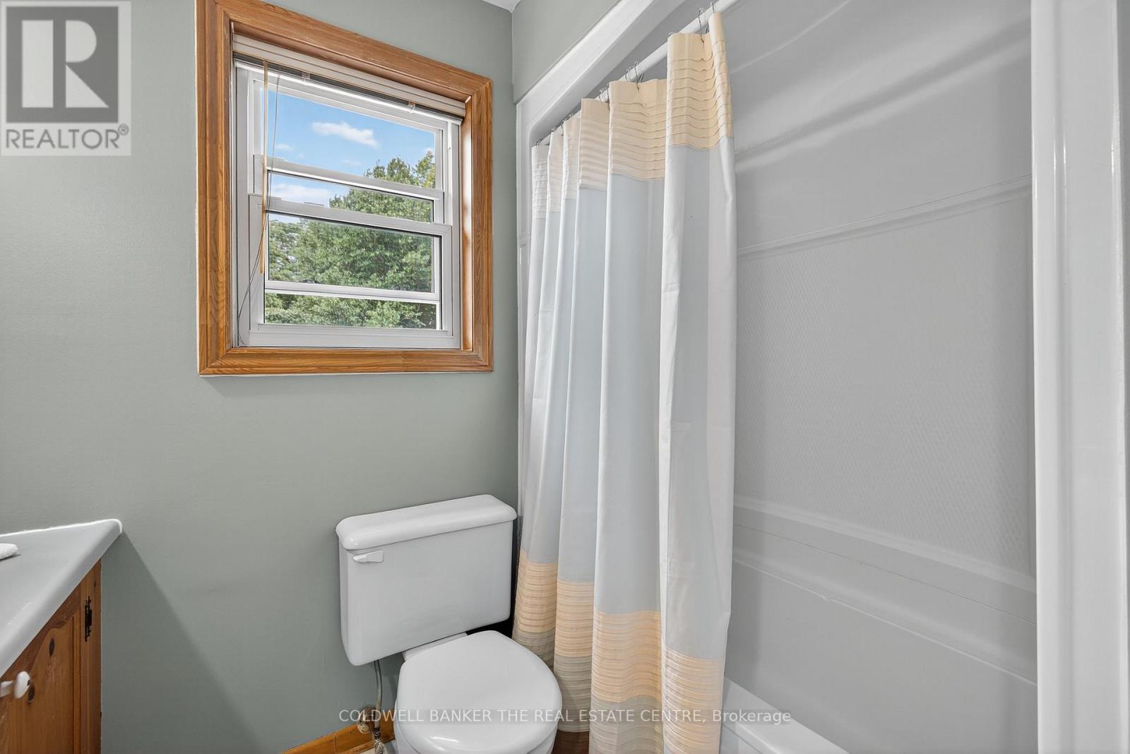 Photo 32 of 869 Magnolia Avenue, Newmarket ON