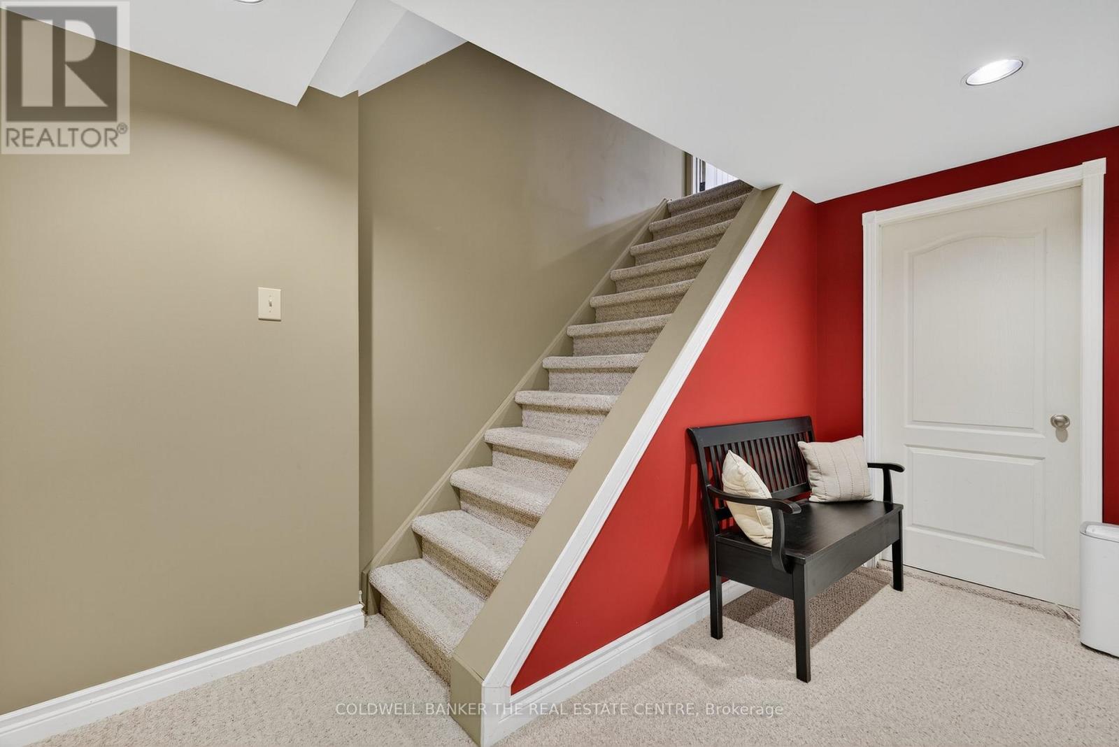 Photo 33 of 869 Magnolia Avenue, Newmarket ON