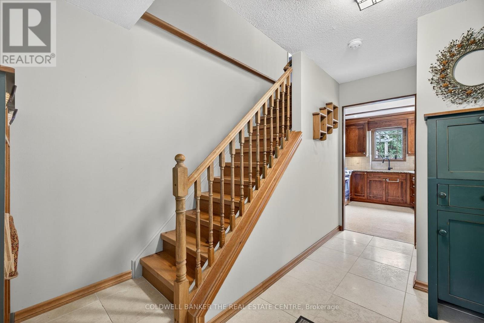 Photo 4 of 869 Magnolia Avenue, Newmarket ON