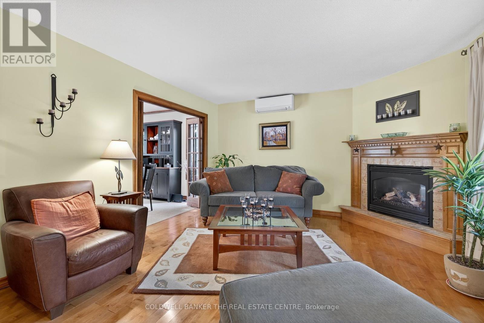 Photo 6 of 869 Magnolia Avenue, Newmarket ON