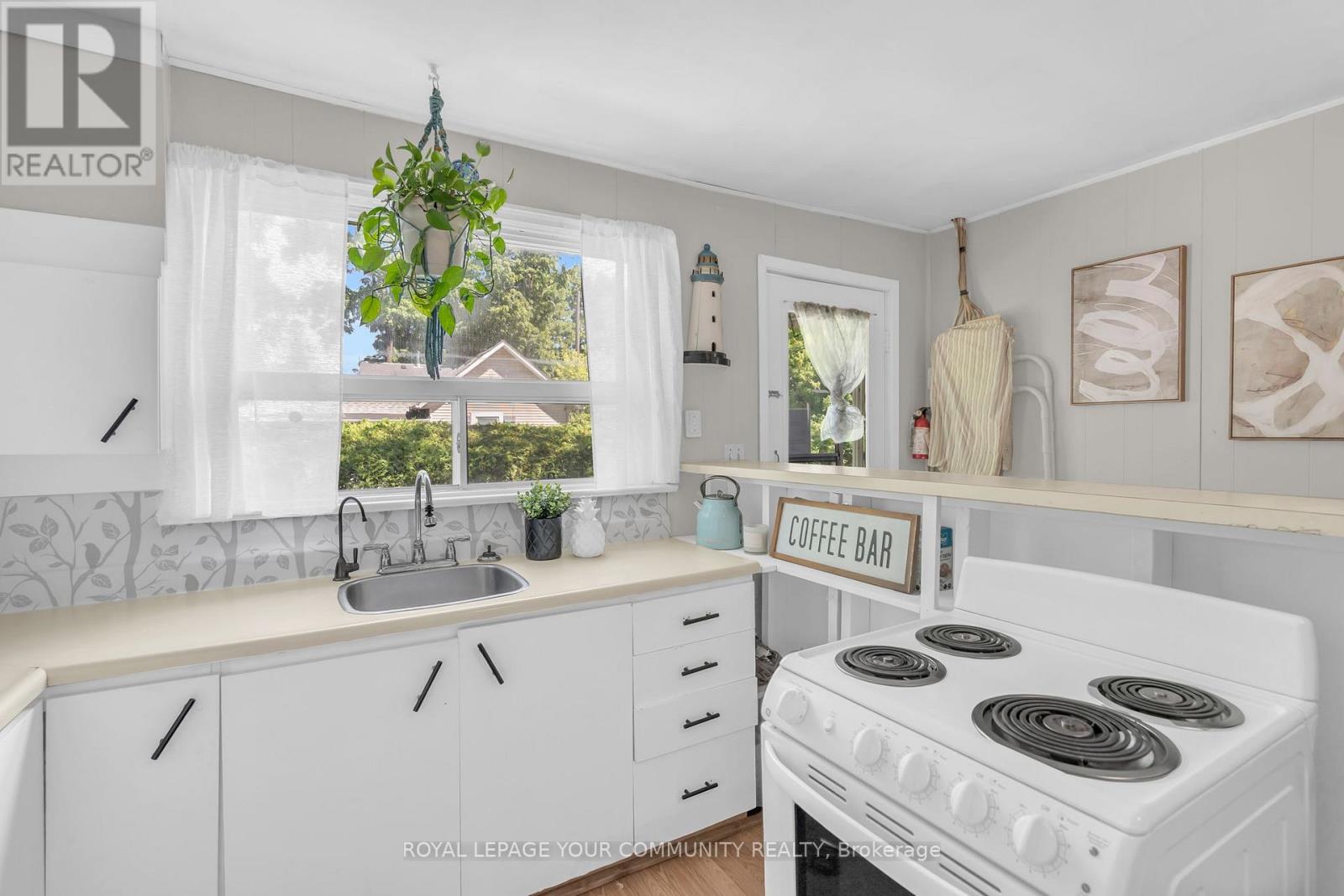 Photo 10 of 26 St James Street, Georgina ON
