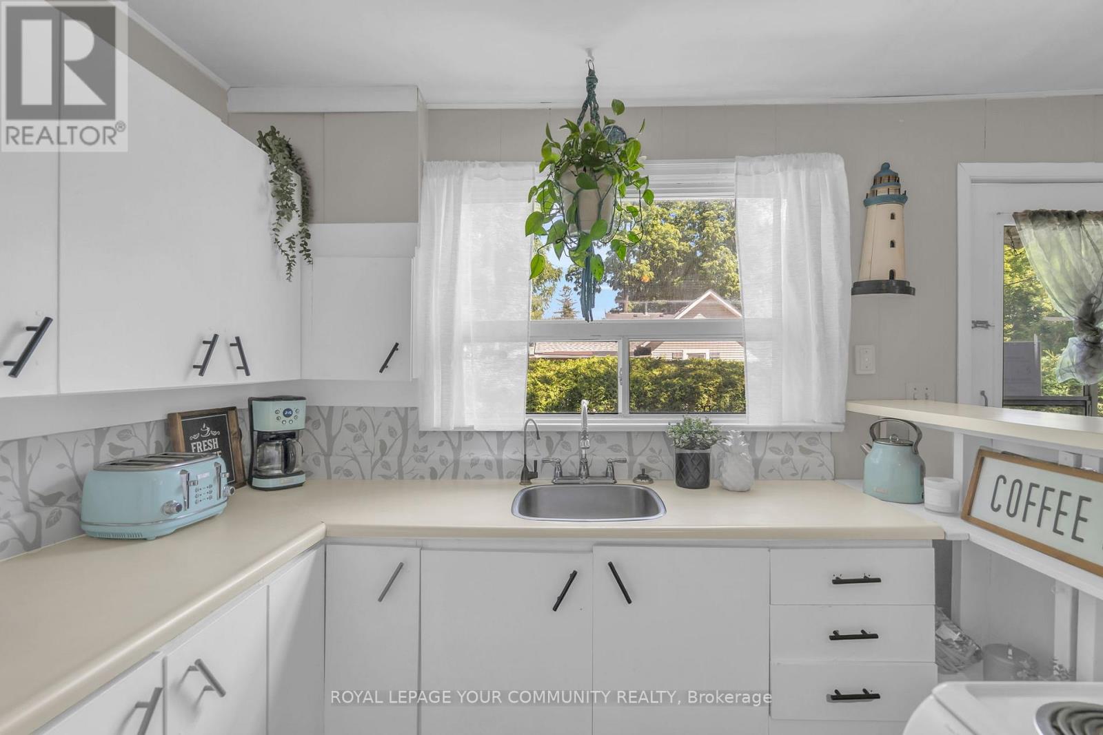 Photo 11 of 26 St James Street, Georgina ON