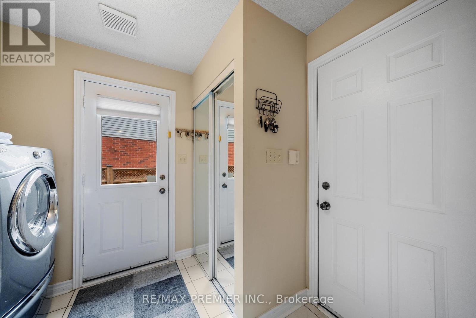 Photo 14 of 618 Ponting Place, Newmarket ON
