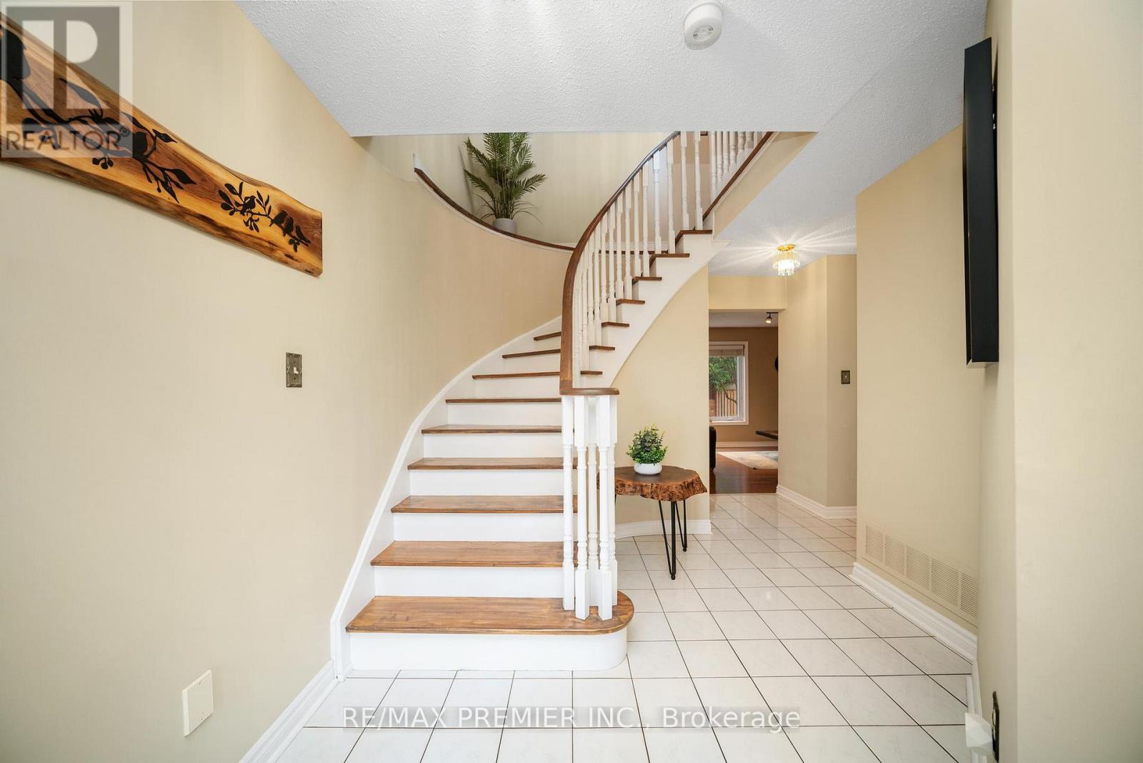 Photo 15 of 618 Ponting Place, Newmarket ON