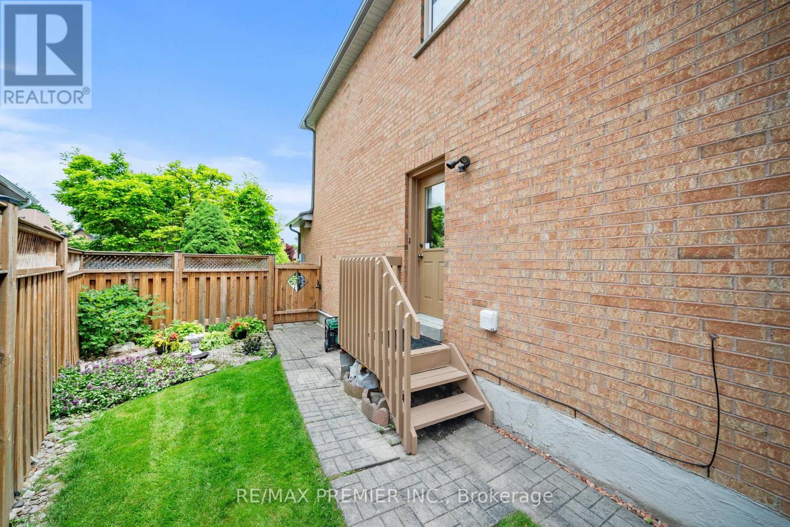 Photo 32 of 618 Ponting Place, Newmarket ON